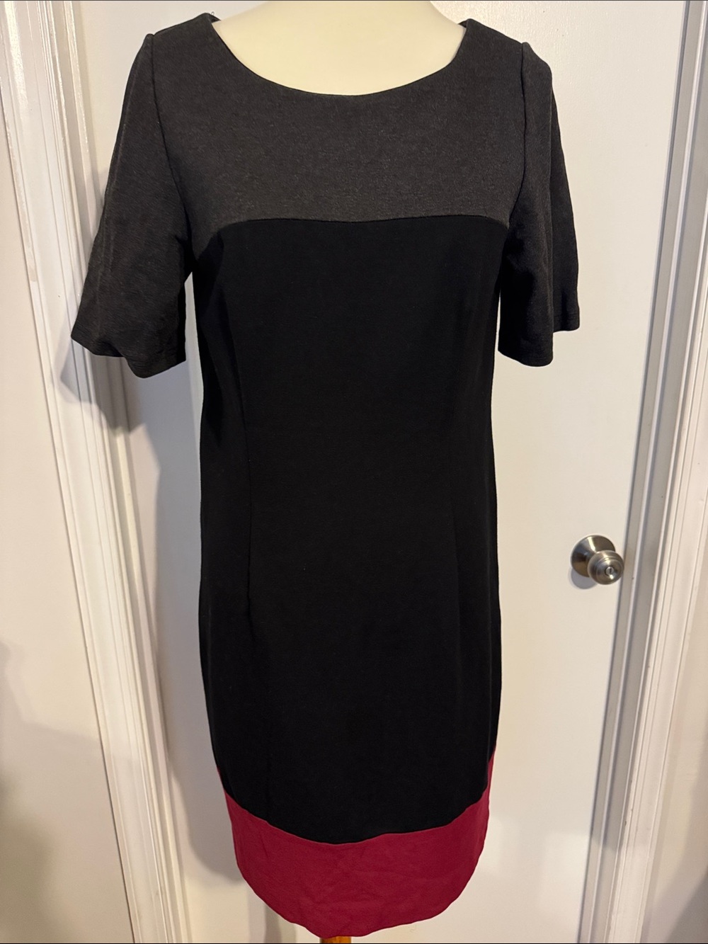Monroe & Main Charcoal, Black & Berry Colorblock Midi Dress Size 10 Blk Gray Red